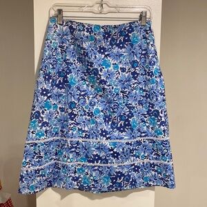SALE‼️ NWT St John’s Bay Blue Daisy Floral skirt 
Size 8